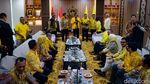 Sah! Ridwan Kamil Jadi Kader Golkar, Berjas Kuning-Pamer KTA