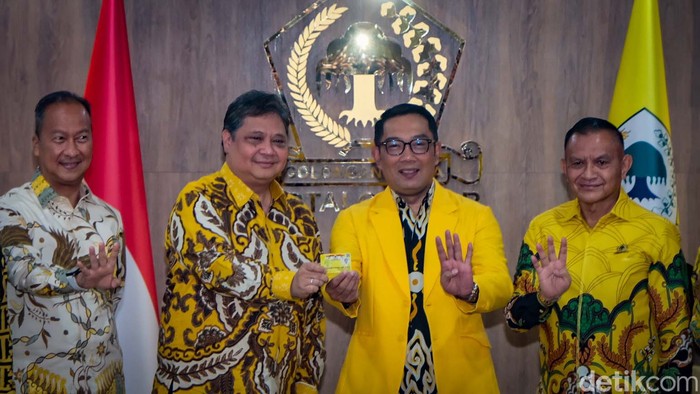 Gubernur Jawa Barat Ridwan Kamil resmi menjadi kader Golkar. Ridwan Kamil dipakaikan jaket kuning Golkar dan kartu tanda anggota (KTA).