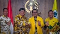 Ridwan Kamil juga menunjukkan kartu tanda anggota (KTA) Partai Golkar. 