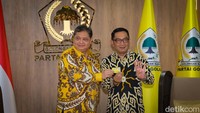 Ridwan Kamil berpose menunjukkan angka 4, nomor urut Golkar di Pemilu 2024.