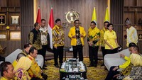 Kehadiran Ridwan Kamil disambut hangat pengurus Golkar.