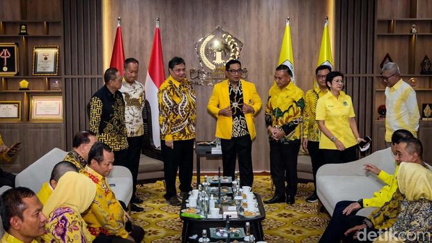 Gubernur Jawa Barat Ridwan Kamil resmi menjadi kader Golkar. Ridwan Kamil dipakaikan jaket kuning Golkar dan kartu tanda anggota (KTA).