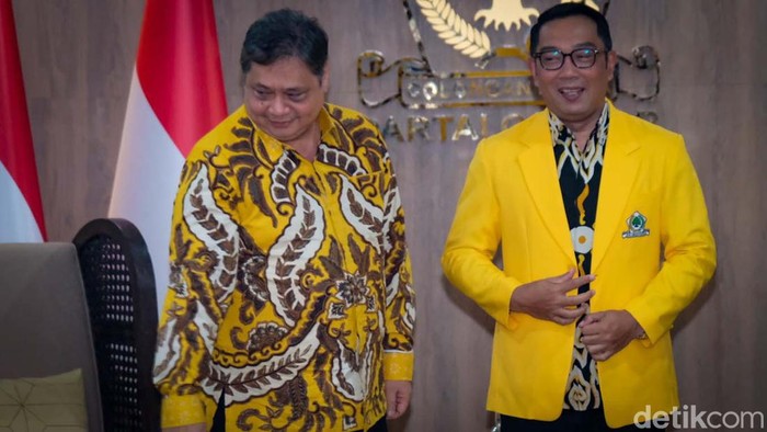 Gubernur Jawa Barat Ridwan Kamil resmi menjadi kader Golkar. Ridwan Kamil dipakaikan jaket kuning Golkar dan kartu tanda anggota (KTA).