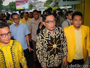 Cerita Batik Iron Man yang Dipakai Ridwan Kamil Saat Gabung Golkar