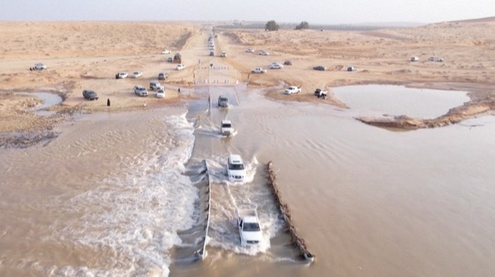 Salah satu lembah terpanjang di Arab Saudi, Wadi Al-Rummah dipenuhi air.