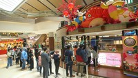 1 Sejumlah pengunjung mengantre di PG Card Lounge, Food Society Ground Floor, Kota Kasablanka, Selasa (17/1/2023). Program Dinning Cashback mulai diburu pengunjung untuk dapat membeli voucher cashback hingga 100%. 