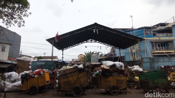 Sampah di TPS Pagarsih Bandung menumpuk.