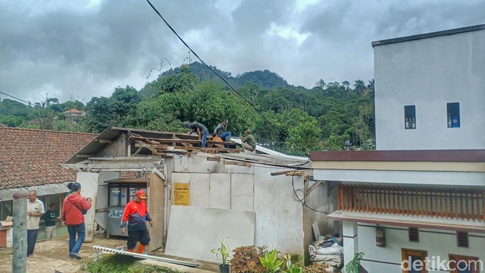 Sebanyak 40 rumah di Kabupaten Bandung rusak setelah diterjang puting beliung.
