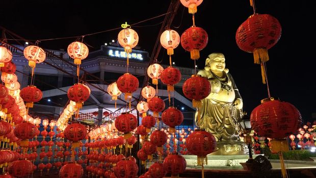 Lampion Imlek merupakan salah satu ornamen yang selalu ada saat Perayaan Tahun Baru Cina. Biasanya, lampion Imlek diselenggarakan dalam bentuk Festival Lentera.