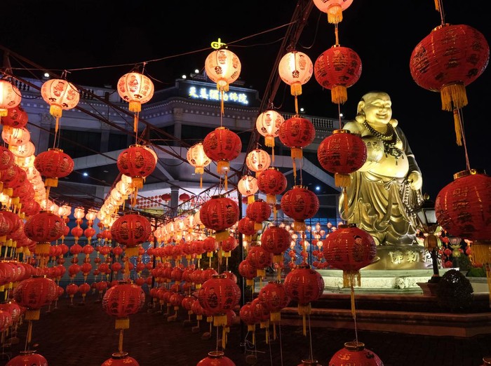 Lampion Imlek merupakan salah satu ornamen yang selalu ada saat Perayaan Tahun Baru Cina. Biasanya, lampion Imlek diselenggarakan dalam bentuk Festival Lentera.