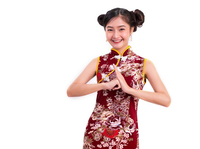 Cheongsam adalah pakaian wanita Tionghoa yang dipakai saat Imlek. Baju cheongsam berbentuk gaun panjang dan umumnya berwarna merah sesuai dengan tradisi Imlek.