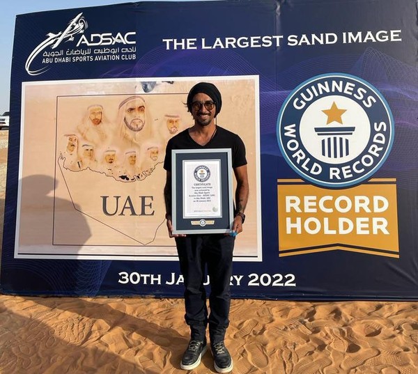 Pada tahun 2022, Alapide mencetak rekor baru untuk gambar pasir terbesar di dunia. (Nathaniel Alapide/Instagram) Pada tahun 2022, Alapide mencetak rekor baru untuk gambar pasir terbesar di dunia. (Nathaniel Alapide/Instagram)