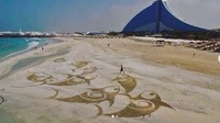 Seniman Filipina yang berbasis di Dubai, Nathaniel Alapide, memperlihatkan kemampuannya menjadikan garis pantai Dubai sepanjang 72 Km sebagai kanvas lukisannya. (Nathaniel Alapide/Instagram)
