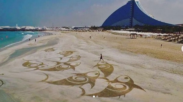 Foto: Lukisan Pasir Raksasa di Pasir Pantai Dubai