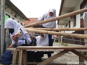 Warga Tutup Akses Jalan ke SMPN 13 Cilegon, Siswa Harus Loncat Tembok