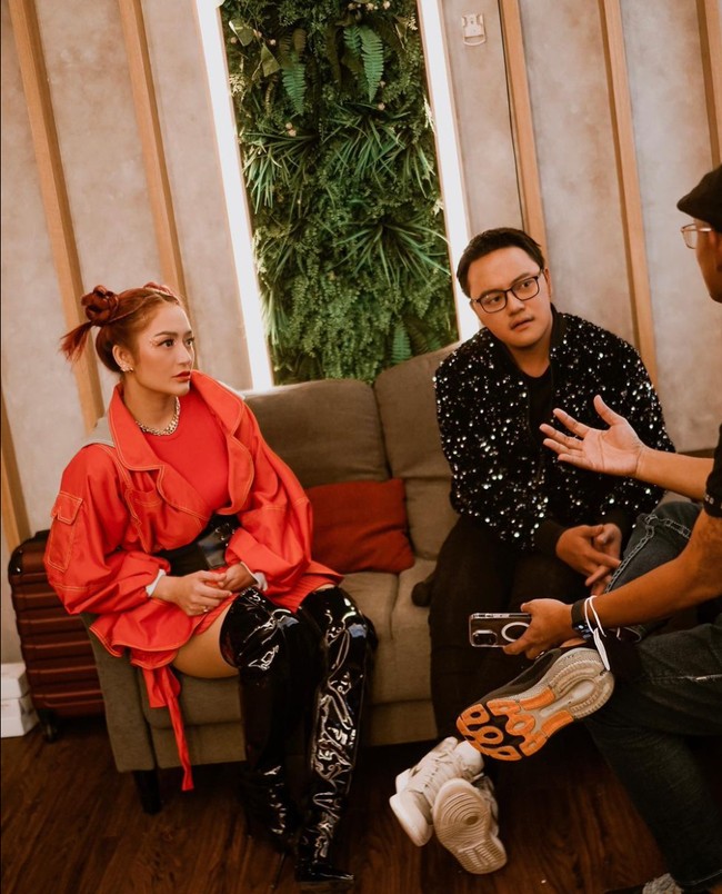 Melalui Instagram Story Siti Badriah yang kemudian diunggah ulang oleh akun @lambegosiip, Siti Badriah menjelaskan jika dirinya sama sekali tidak melakukan operasi plastik. Aduh ya Allah masih aja ada orang yang ngatain aku operesyong. Operesyong dari mane, belum nak ku, yang mulia, saya belum operasi belum, terang wanita yang akrab dipanggil Sibad. Foto: Instagram/@sitibadriahh