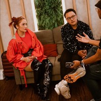 Melalui Instagram Story Siti Badriah yang kemudian diunggah ulang oleh akun @lambegosiip, Siti Badriah menjelaskan jika dirinya sama sekali tidak melakukan operasi plastik. Aduh ya Allah masih aja ada orang yang ngatain aku operesyong. Operesyong dari mane, belum nak ku, yang mulia, saya belum operasi belum, terang wanita yang akrab dipanggil Sibad. Foto: Instagram/@sitibadriahh