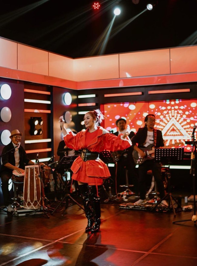 Siti Badriah kemudian mengungkapkan rahasia cantiknya. Ia mengatakan jika agar cantik ia hanya melakukan perawatan. Dirawat cantik. Alhamdulillah saya mempunyai suami, Krisjiana itu dia merawat saya dengan baik, memperbaiki yang kurang-kurang, belum ada yang dioperasi, terang Sibad. Foto: Instagram/@sitibadriahh