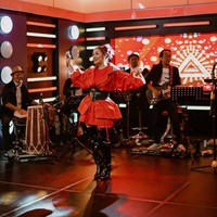 Siti Badriah kemudian mengungkapkan rahasia cantiknya. Ia mengatakan jika agar cantik ia hanya melakukan perawatan. Dirawat cantik. Alhamdulillah saya mempunyai suami, Krisjiana itu dia merawat saya dengan baik, memperbaiki yang kurang-kurang, belum ada yang dioperasi, terang Sibad. Foto: Instagram/@sitibadriahh