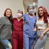 Usai melahirkan penampilan Siti Badriah memang terlihat jadi makin langsing. Ia pun sempat membagikan fotonya ketika masih memiliki bb 65 kg hingga turun menjadi 57 kg. Tak puas sampai situ, Sibad berencana akan kembali menurunkan beratnya hingga berhasil mencapai 48 kg. Foto: Instagram/@sitibadriahh