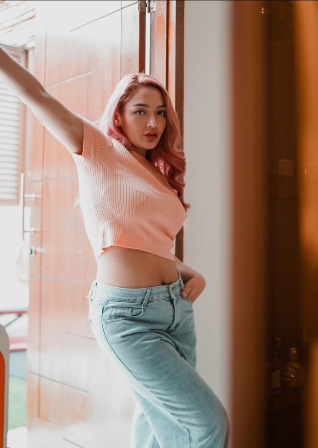 Makin langsing, Siti Badriah pun jadi terlihat semakin percaya diri. Lihat saja gayanya yang satu ini saat mengenakan crop top yang memamerkan perutnya. Foto: Instagram/@sitibadriahh