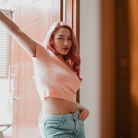 Makin langsing, Siti Badriah pun jadi terlihat semakin percaya diri. Lihat saja gayanya yang satu ini saat mengenakan crop top yang memamerkan perutnya. Foto: Instagram/@sitibadriahh