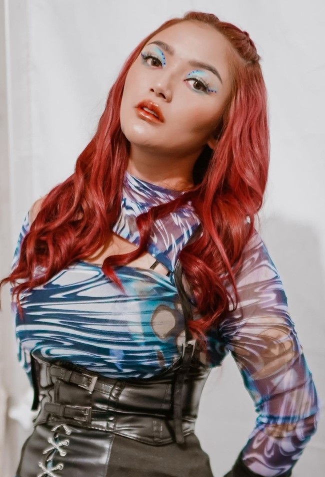 Makin cantik dan langsing membuat banyak yang mengira jika Siti Badriah telah melakukan operasi plastk pada wajahnya. Rupanya bukan operasi plastik, melainkan hanya veneer, filler bibir, dan perawatan di klinik kecantikan yang dilakukan oleh Siti untuk mempercantik wajahnya. Foto: Instagram/@sitibadriahh