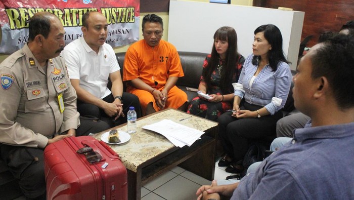 Sopir freelancer pencuri koper WNA Rusia dimediasi dengan korban dan akhirnya bebas lewat restoratif justice.