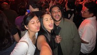 Soraya Rasyid nonton konser Ne-Yo bareng adiknya, Tasha Rasyid, dan Abdul Idol. (Foto: dok Instagram)