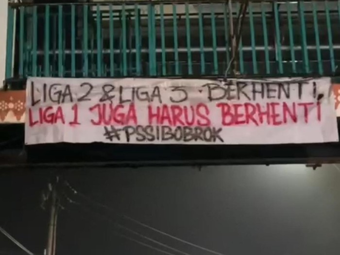 Spanduk yang berisi kritikan ke PSSI dibuat oleh fans PSMS Medan