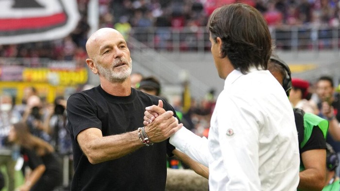AC Milans manager Stefano Pioli, left, and Inter Milans manager Simone Inzaghi shakes hands before the start of a Serie A soccer match between AC Milan and Inter Milan at the San Siro stadium in Milan, Italy, Saturday, Sept. 3, 2022. (AP Photo/Luca Bruno)