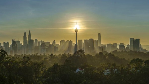 Dari Kuala Lumpur, Malaysia, lanskap sunrise terlihat sangat mempesona dengan deretan gedung pencakar langit. Pemandangan indah ini dijepret pada 17 Januari lalu. AP Photo