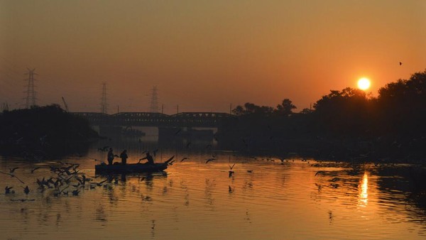 Berikutnya dari India, lanskap Sungai Yamuna memantulkan refleksi sunrise yang indah banget. Foto ini diambil pada 15 Januari lalu. AP Photo