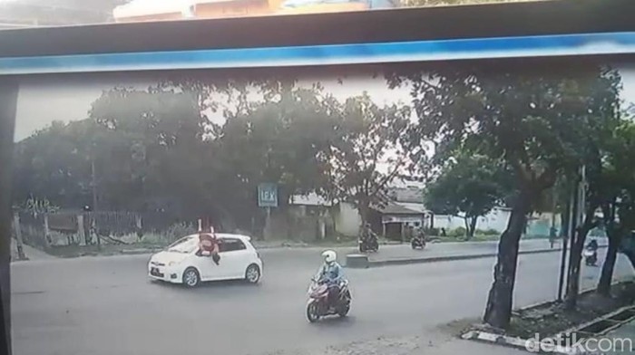 Tangkapan layar seorang wanita melayang ditabrak mobil di Medan.