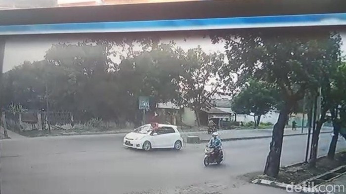 Tangkapan layar seorang wanita melayang ditabrak mobil di Medan.