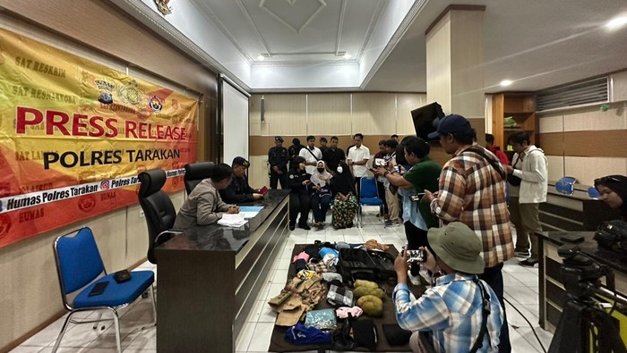 Polisi saat merilis kasus pengancaman di Polres Tarakan.