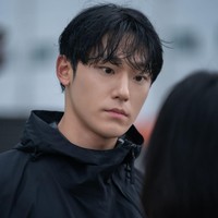 Lee Do Hyun membantu Song Hye Kyo membalas dendamnya dalam drama Korea The Glory. Selanjutnya dia akan membintangi The Good Bad Mother dan The Glory Part 2. Foto: (dok. Netflix)