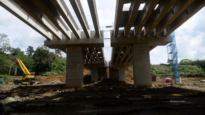 Tol Sibanceh Bakal Punya Terowongan Khusus Gajah Pekerja melakukan penimbunan dan pengerasan ruas jalan tol Seksi-I Padang Tidji-Seulimum, Tol Sigli-Banda Aceh, di Kabupaten Aceh Besar, Aceh, Selasa (17/1/2023). PT Hutama Karya (Persero) menargetkan pembangunan jalan tol Sigli-Banda Aceh (Sibanceh) sepanjang 74,2 kilometer yang terdiri dari enam seksi itu selesai pada akhir tahun 2023. ANTARA FOTO/Ampelsa/nym.