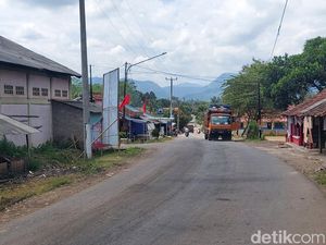 Suara Pasrah Warga Terdampak Bau Tak Sedap TPA Sarimukti