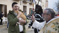 Anjing, kucing, dan burung diberkati di sebuah gereja di Madrid, Spanyol, pekan ini, tepat di hari perayaan Santo Antonius, orang suci yang dikenal sebagai pelindung hewan.  