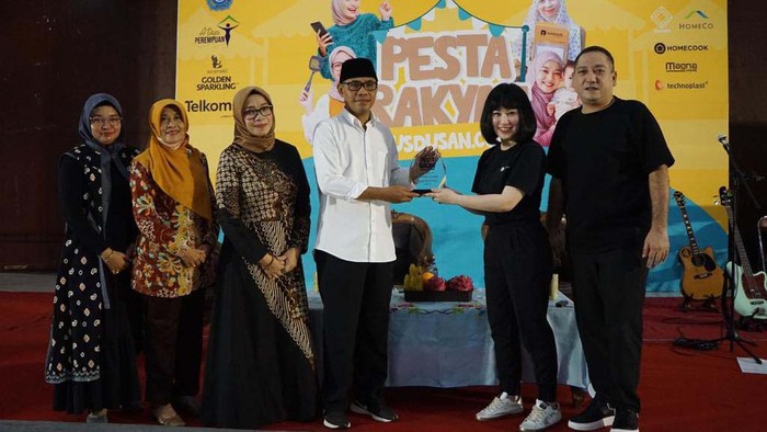 Usaha Bangkitkan UMKM Temanggung Pesta Rakyat Dusdusan.com digelar di Temanggung, Jawa Tengah, Rabu (18/1/23). Kegiatan ini untuk pemberdayaan masyarakat dan UMKM Temanggung.