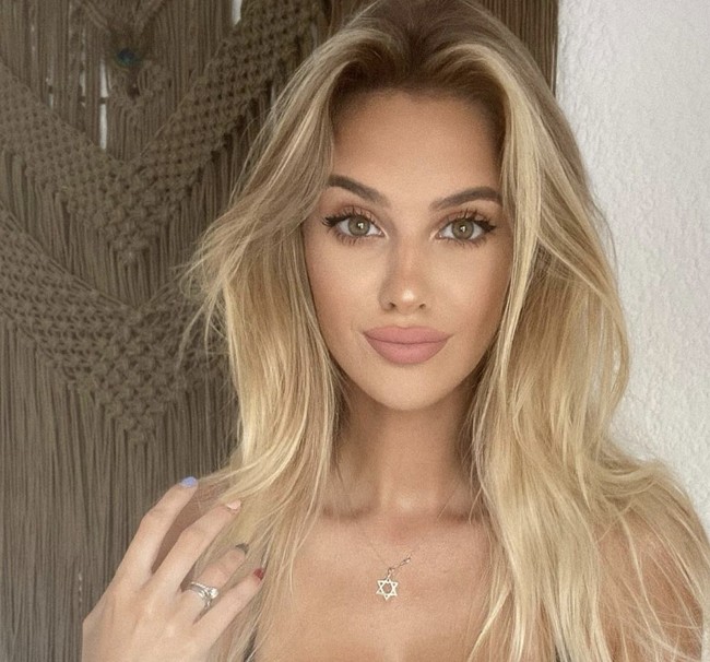 Veronika Rajek adalah model asal Slovakia yang dinilai terlalu cantik. Wanita 27 tahun itu bahkan disebut seperti robot manusia karena kecantikannya dianggap tidak nyata. Foto: dok. Instagram