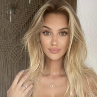 Veronika Rajek adalah model asal Slovakia yang dinilai terlalu cantik. Wanita 27 tahun itu bahkan disebut seperti robot manusia karena kecantikannya dianggap tidak nyata. Foto: dok. Instagram