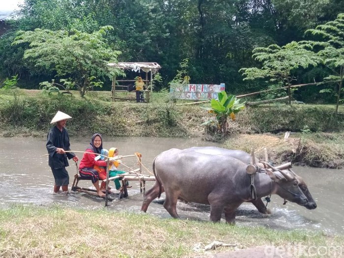 Wahana permainan di Kampung Dolanan Desa Sidowayah, Kecamatan Polanharjo, Klaten, Rabu (18/1/2023).