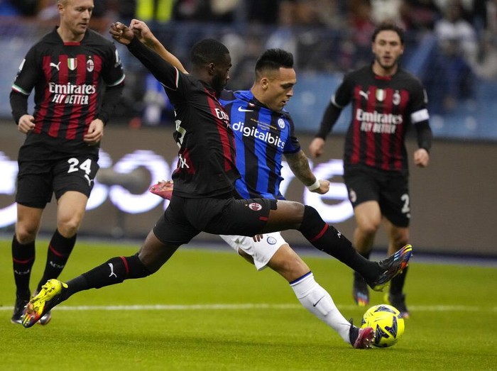 AC Milans Fikayo Tomori, left, challenges for the ball with Inter Milans Lautaro Martinez during the Italian Super Cup final soccer match between AC Milan and Inter Milan at the King Saud University Stadium, in Riyadh, Saudi Arabia, Wednesday, Jan. 18, 2023. (AP Photo/Hussein Malla)
