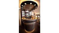 Bar daur ulang dari pesawat Airbus A380 bekas armada Emirates ini dijual seharga USD 50.000.