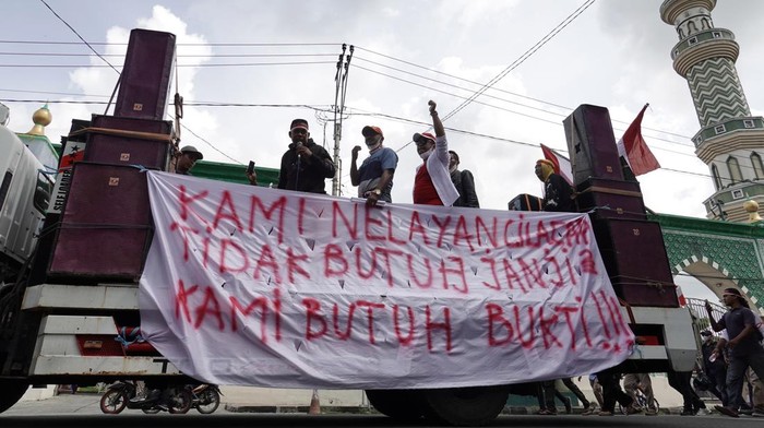 Para Nelayan melakukan unjukrasa ke Gedung DPRD Cilacap. Mereka menolak beberapa aturan yang diberikan oleh pemerintah.