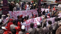Aksi ini diikuti oleh ribuan nelayan yang ada di wilayah Cilacap yang tergabung dalam asosiasi pengusaha kapal ikan Cilacap.