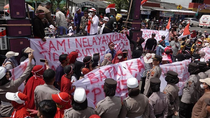 Aksi Nelayan di Cilacap Geruduk Gedung DPRD Tolak PNBP Para Nelayan melakukan unjukrasa ke Gedung DPRD Cilacap. Mereka menolak beberapa aturan yang diberikan oleh pemerintah.