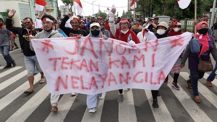 Para Nelayan melakukan unjukrasa ke Gedung DPRD Cilacap. Mereka menolak beberapa aturan yang diberikan oleh pemerintah.